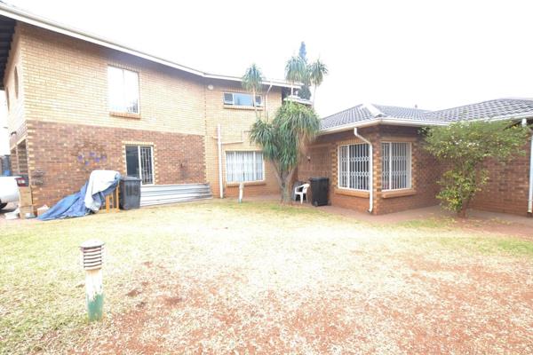 House For sale up in Heuweloord 
Ideal for Inverters or big families
Large stand 
 
Consists of:
House 1 : 3 bedrooms ,1 Bathroom ...