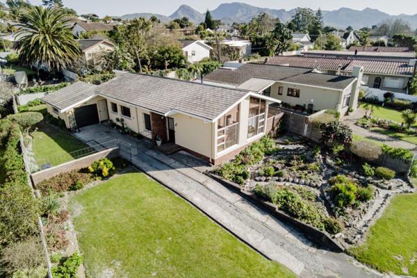 EXCLUSIVE MANDATE:  Perfectly located in a quiet area of Grabouw, this property is ...