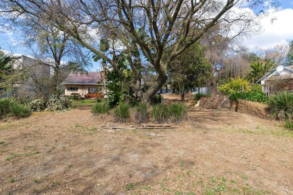 Prime Position in Oriel, Bedfordview

Just under one acre / 4,000m2 of land

Level  land, and easy building access.

Existing ...