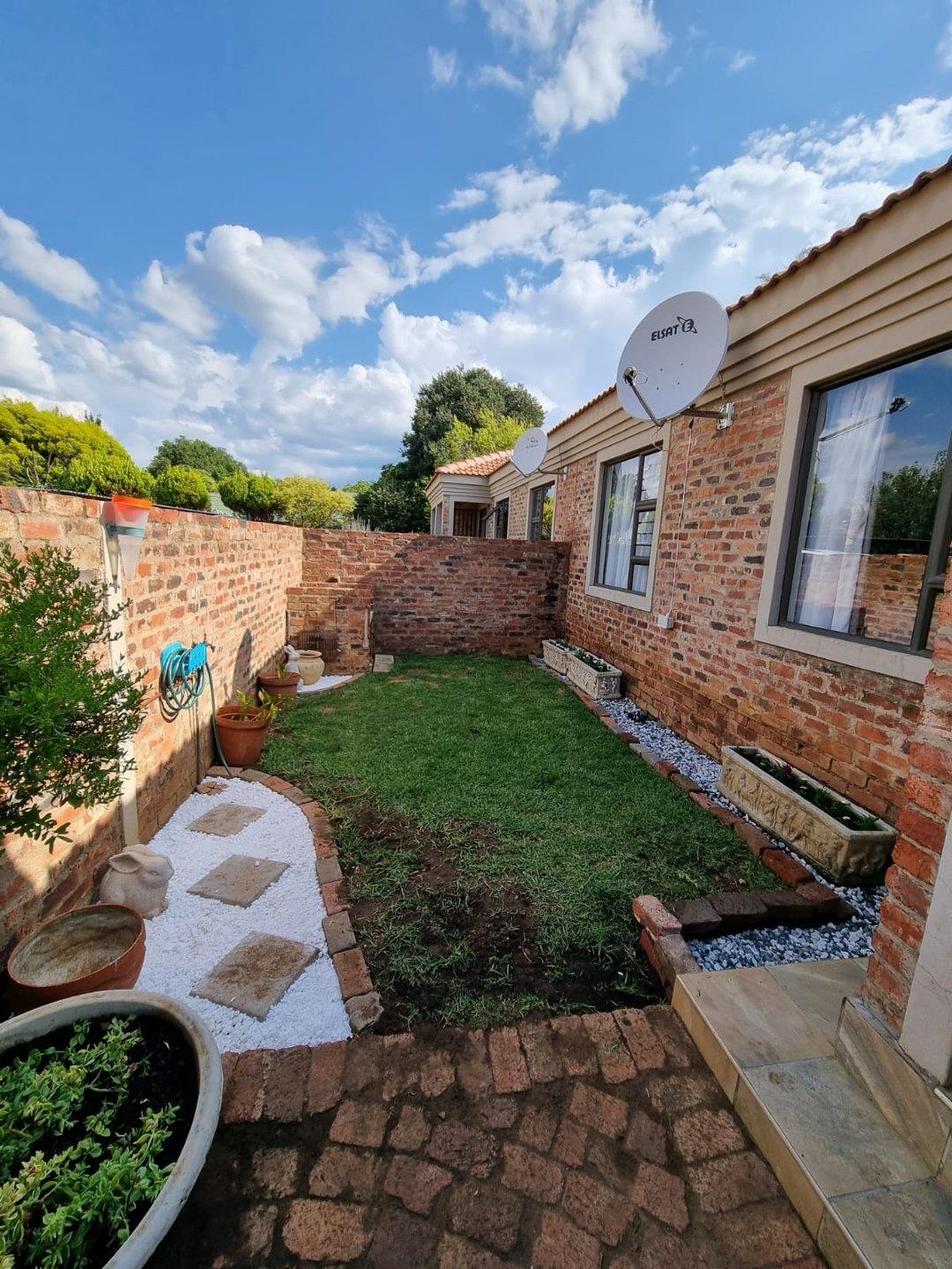 2 Bedroom Townhouse for sale in Potchefstroom Central P24113209381