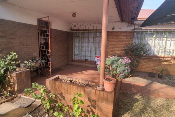 This Property Offers 4 Bedrooms, Open Plan Livingroom, Diningroom. Near Vaal Mall, Schools And Town.