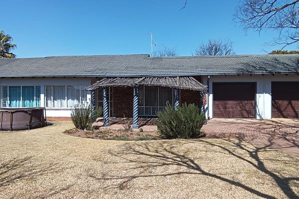 Spacious three bedroom house for sale in Riamar Park Bronkhorstspruit. The house ...