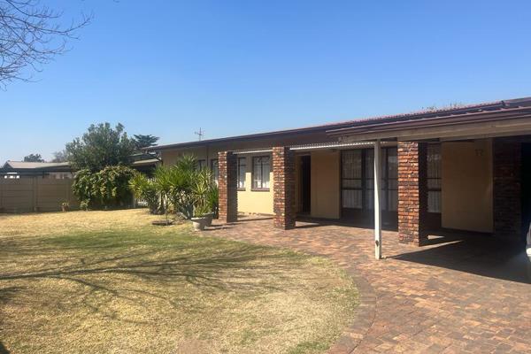 This property comes with a lovely wooden kitchen, an open plan lounge and dining, 3 bedrooms, 1 bathroom, double garage, a carport, a ...