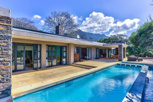 Constantia/ Zwaanswyk
Short Term Holiday let 10th December 2024 - 14th January 2025
 
Fully furnished and equipped together  with ...