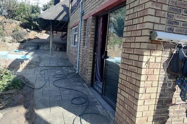 Oakdene, Johannesburg South,1-bedroom, 1-bathroom bachelor cottage for rent. 
Open plan kitchen and lounge. 1-bedroom, 1bathroom. ...