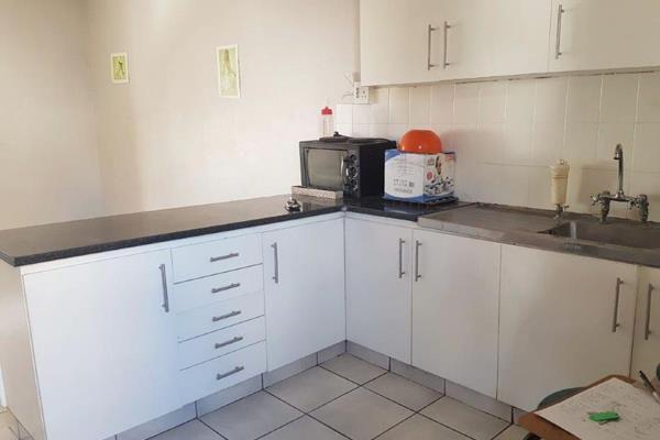 OCCUPATION: DECEMBER

Please email me to arrange a viewing.

This property consists of the following:
BACHELOR / STUDIO
Harbour ...