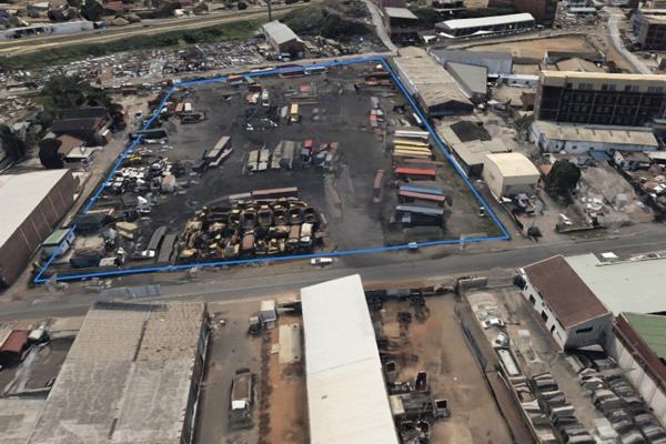 We are pleased to offer you the details of the industrial warehouse to let  in Springfield Park, Durban.
  
Property Specifications:

- ...