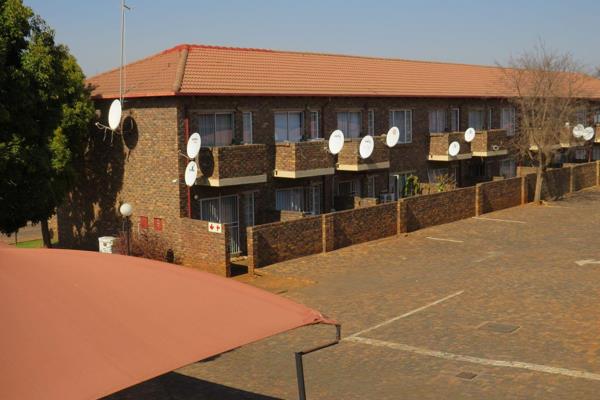 OCCUPATION 1 JANUARY 2025 

Neat fibre ready and load shedding free apartment situated on the 1st floor. Open plan lounge and kitchen ...