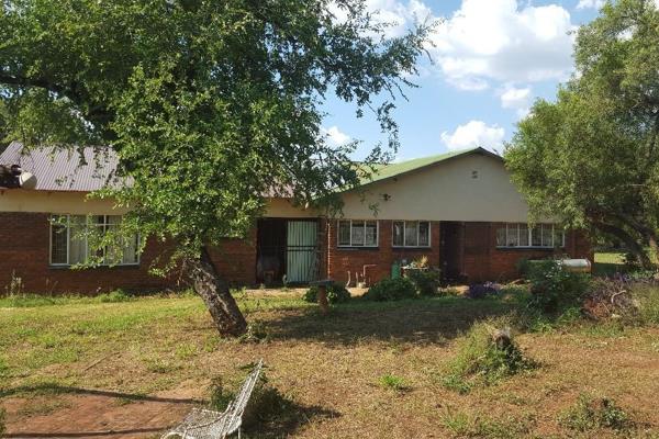 Here we have an 8.5ha smallholding only 3km from Hartbeespoort. On this beautiful ...