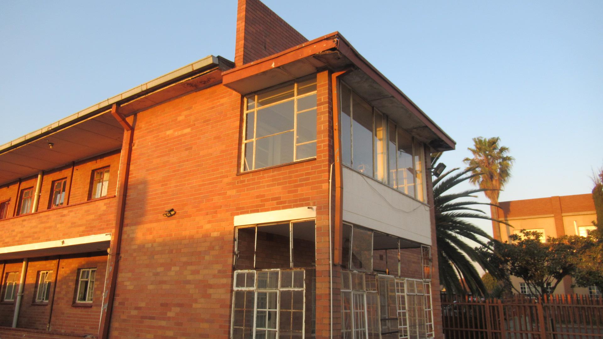 2 Bedroom Townhouse for sale in Randfontein Central - P24-113243810