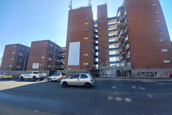 Space to rent.

Salon Ready 

This commercial property is in the heart of Benoni ...