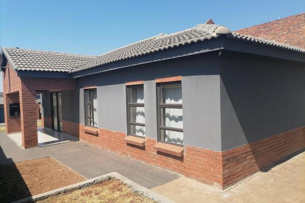 It is situated in the new development of Parklands 24/7 security estate in clayville.
It is consists of 3 bedroom 2 bathroom open plan ...