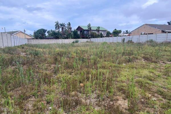 This good-sized plot is situated in upper Wavecrest.
This land is a whopping 678m2 in size and walled on three sides. 

It is close ...