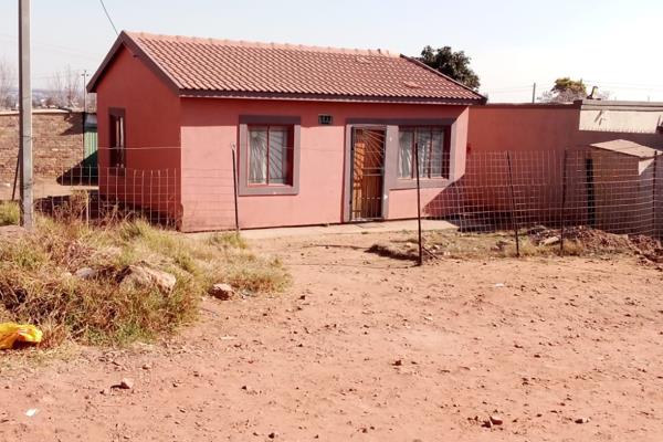 This affordable house is up for sale in Lenasia South. The house consists of two bedrooms, one bathroom/toilet,open plan kitchen and ...