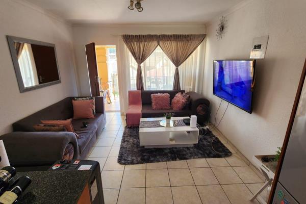 Situated in the heart of Meredale, Johannesburg South, in the safe and secure complex of Mervlei, is this lovely apartment boasting a ...