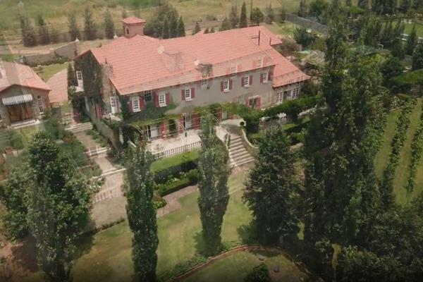 Breathtaking french estate up for sale. Please check the photos to see the property!