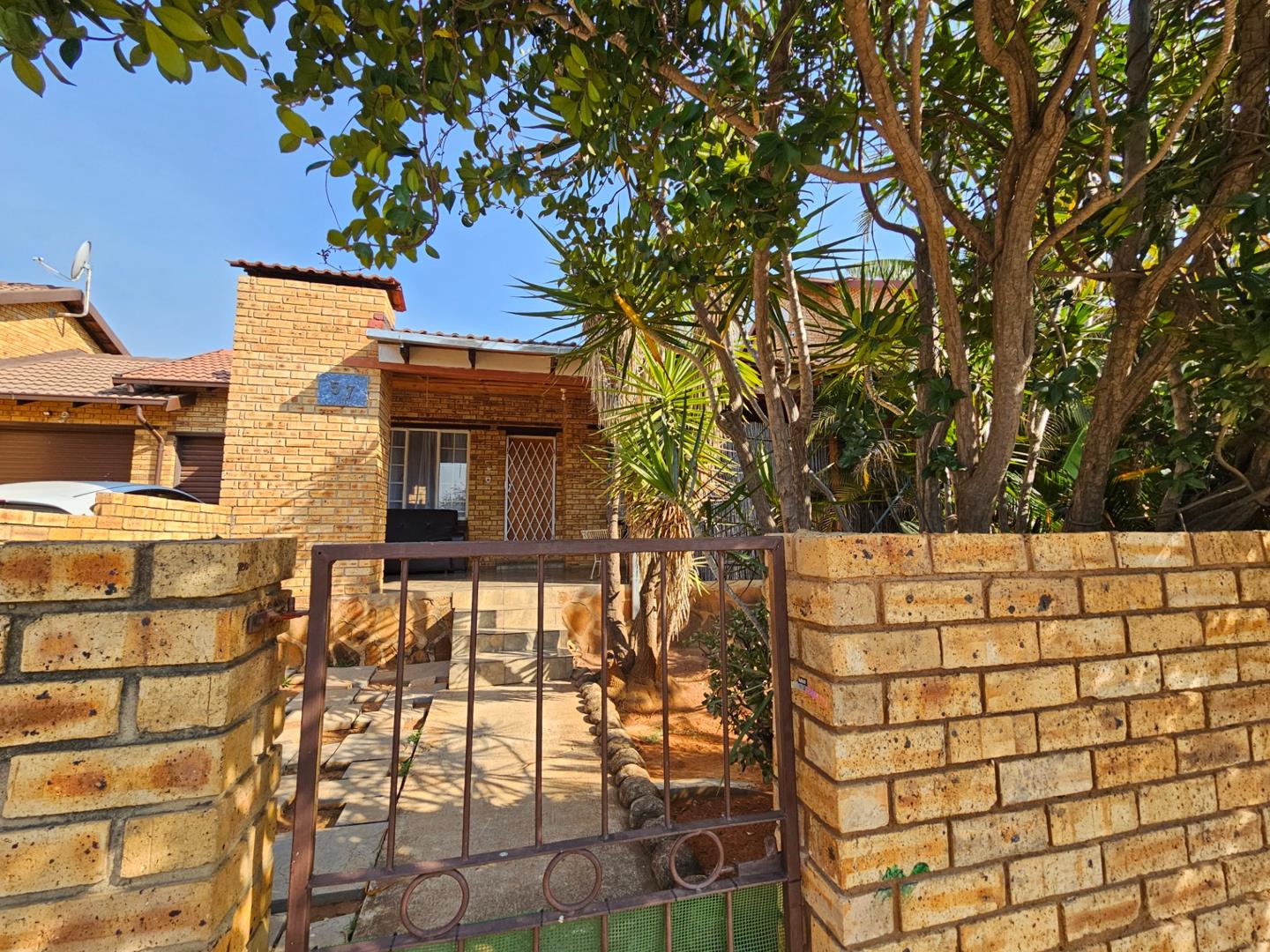 3 Bedroom Townhouse for sale in Safari Gardens - P24-113255148