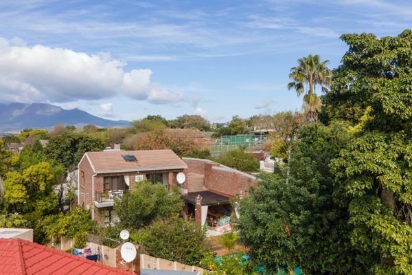 This delightful double storey house in Courtrai is situated walking distance from Courtrai primary school.
The house  is on a corner ...