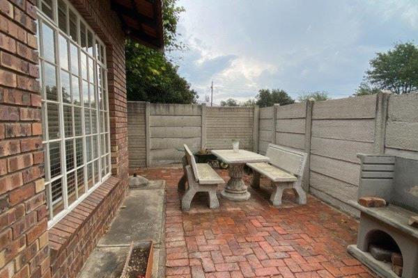 This face brick home has 3 bedrooms, 2 bathrooms (main en-suite) and a double garage.
It is within walking distance of ehs and ligbron ...