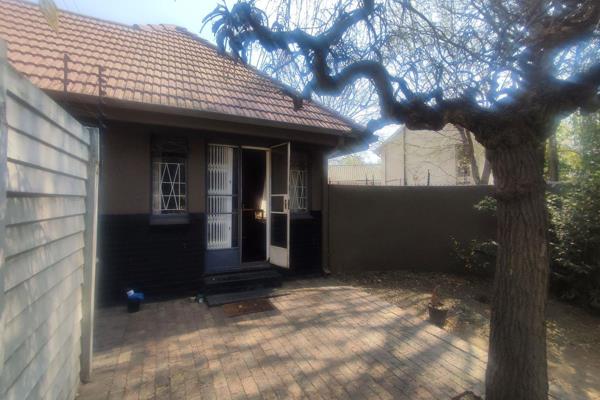 This 2-bedroom garden cottage is available for rent in Three Rivers, Vereeniging. A spacious living room, 2 wooden-floor bedrooms with ...