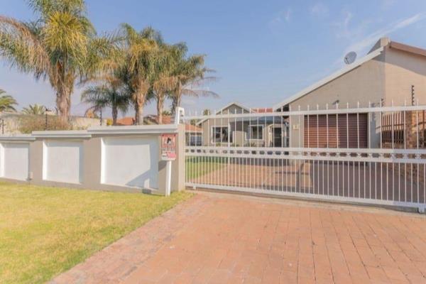 Nestled in a boomed-off area in sought after Van Riebeeck Park, you will find this delightful modern house.  Perfect for a young ...