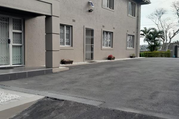 Upstairs apartment,.
2-bedrooms, 1-bathroom.
Lounge, dining rooms and kitchen.
Prepaid electricity.
2-parkings.
Regret no ...