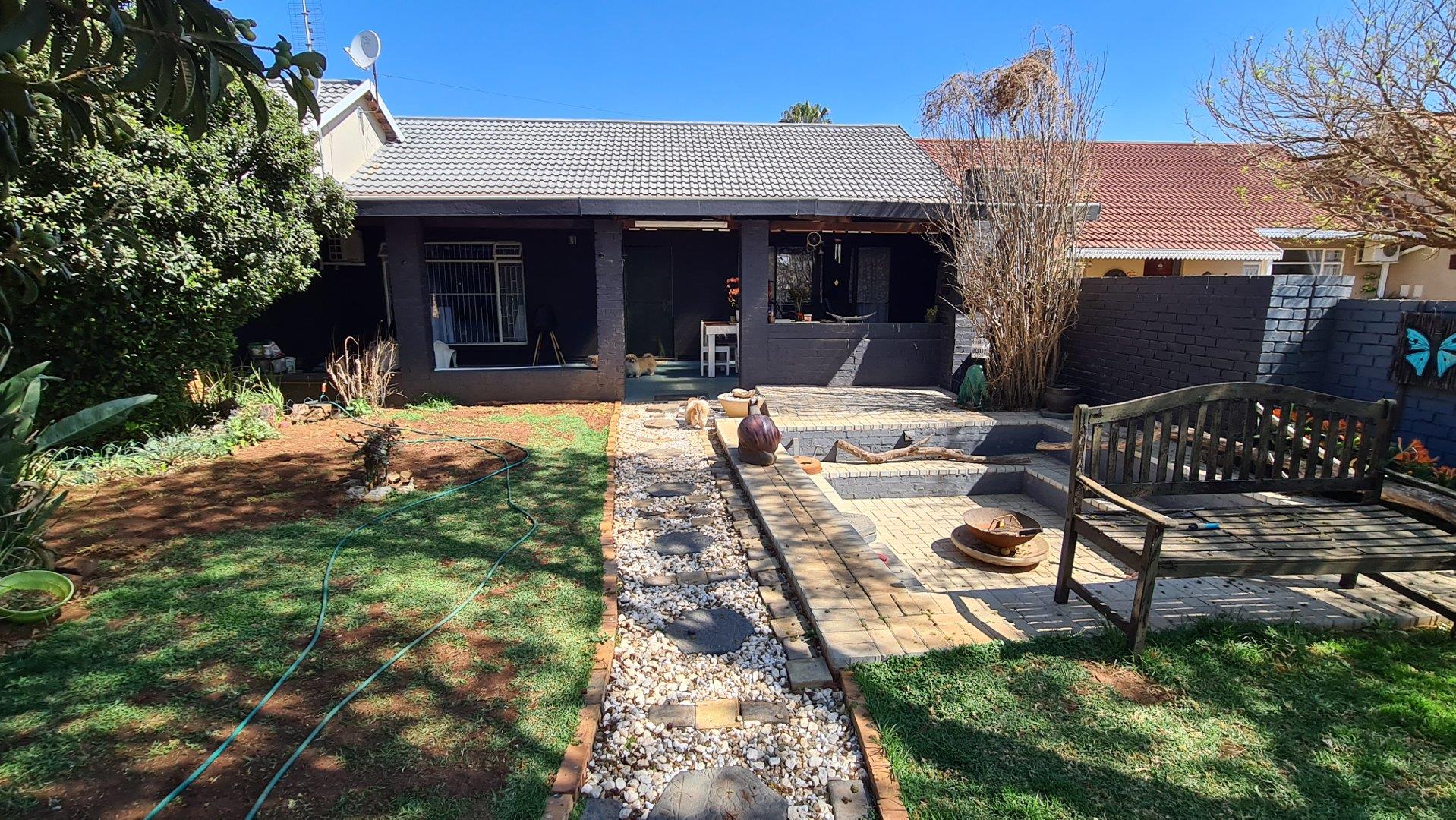 2 Bedroom Townhouse for sale in Stilfontein Ext 4 - P24-113265656
