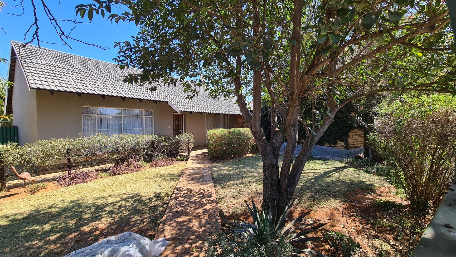 2 Bedroom Townhouse for sale in Stilfontein Ext 4 - P24-113265758