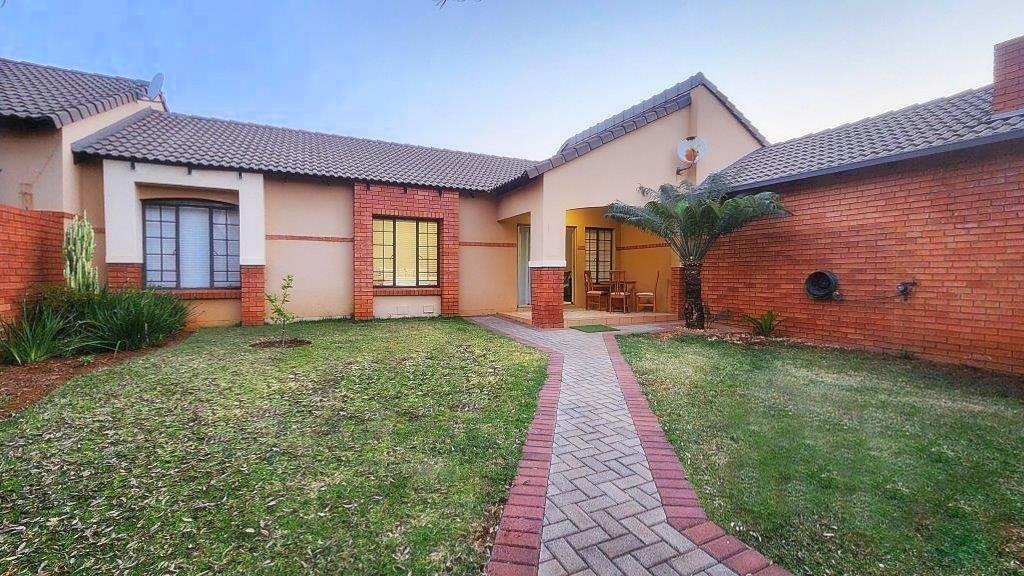 2 Bedroom Townhouse for sale in Equestria - P24-113266038