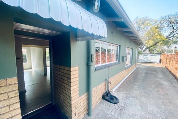 Beautiful 3 bedroom, 3 bathroom up for rent in Gezina (15th Avenue) 

Pet friendly ( even has a massive birdcage ) 
R12 000pm 
R12 ...