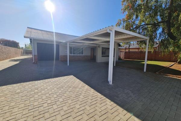 This spacious 3 bedroom house is situated in Hadison Park.
It is very modern, with it&#39;s own private yard and braai-area. Multiple ...