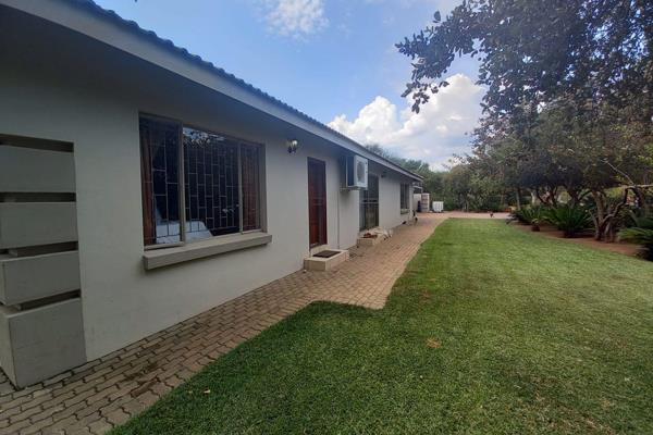 Grootfontein small holding for sale. 
Neat and well maintained 3 bedroom, 3 bathroom house.
Each room is air-conditioned.
The kitchen ...