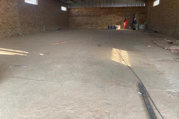 1000 sqm Industrial property for rental in Industria Klerksdorp
This property has ample parking space and a bathroom