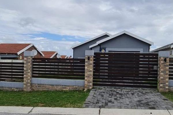 Looking to buy a well looked after and modernized home in Parsonsvlei?, This is a perfect buy for you. This home offers 3 bedrooms - ...