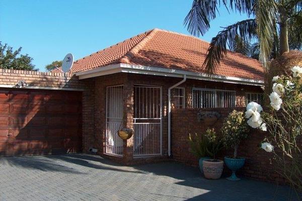 This neat 3 bedroom home is very well positioned close to Solomon Mahlanga Driveway and in a small well run complex.

the home has an ...