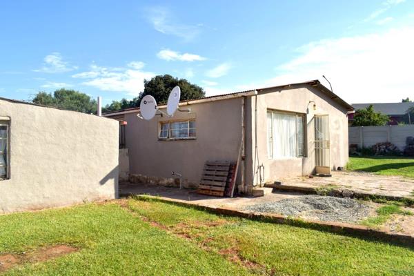 This property is situated in Rensburg and is looking for a new owner. The main house consists of 3 bedrooms and 2 bathrooms, one needs ...