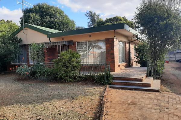 Neat and clean 3 bedroom house for rent. This house is spacious with a big entrance area, lounge and dining area. Newly tiled kitchen ...