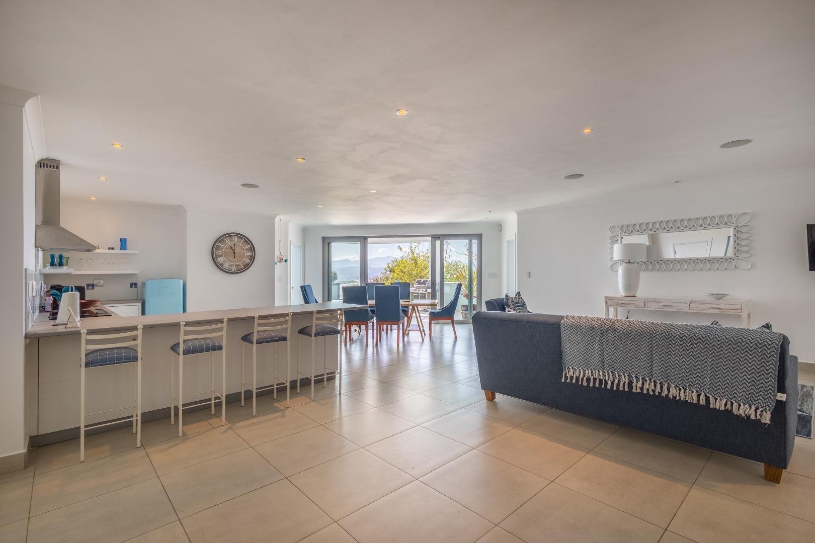 Photo of 5 Bedroom House to rent in Lookout Beach