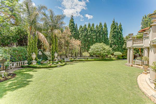 Park in the Porte cochere before you enter this gracious home 
 
The double volume entrance hall with domed ceilings boasts a ...