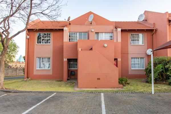 Immaculate and charming - Ideal Investment or perfect for the young executives. Another exclusive mandate by Rosie Viljoen Real Estate. The opportunity to own an investment in the very sought after suburb of Meyersdal. Easy ...