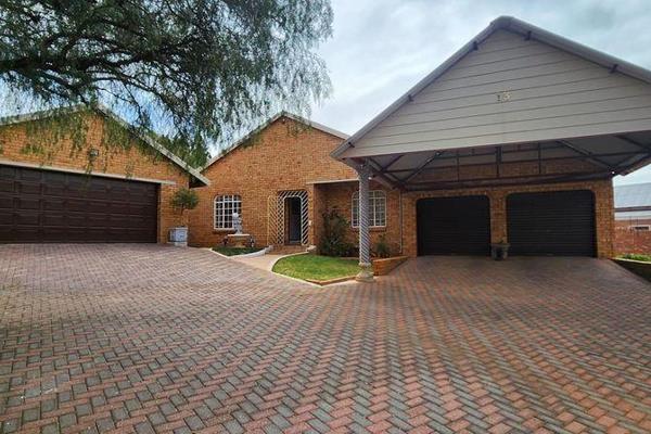 Extremely Neat &amp; well maintained Family home for sale in Fochville.
Selling price: R2 100 000.

3x bedrooms with soft clean carpets ...