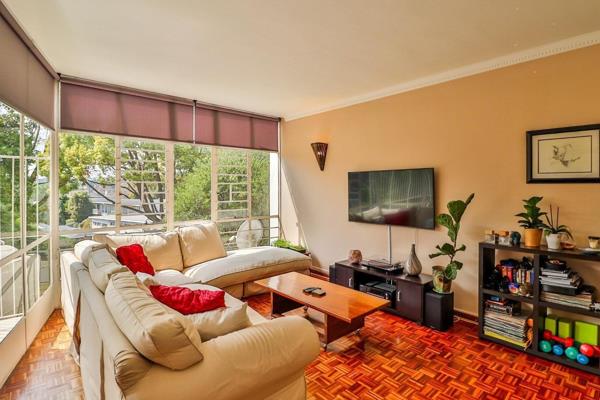 This spacious 3 bedroom apartment is well located in the upmarket suburb of Atholl ...