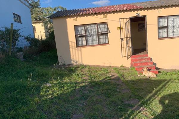 This family home is located in Cuba Butterworth, the home offers 2 bedrooms,a sitting room, kitchen and a bathroom.
It has a back yard ...