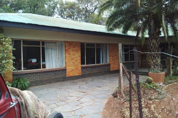 8.5 HA PLOT Up for Grabs at this bargain price of ONLY R1 950 000
Some TLC needed 

This property consists of:

Main House:
4 ...