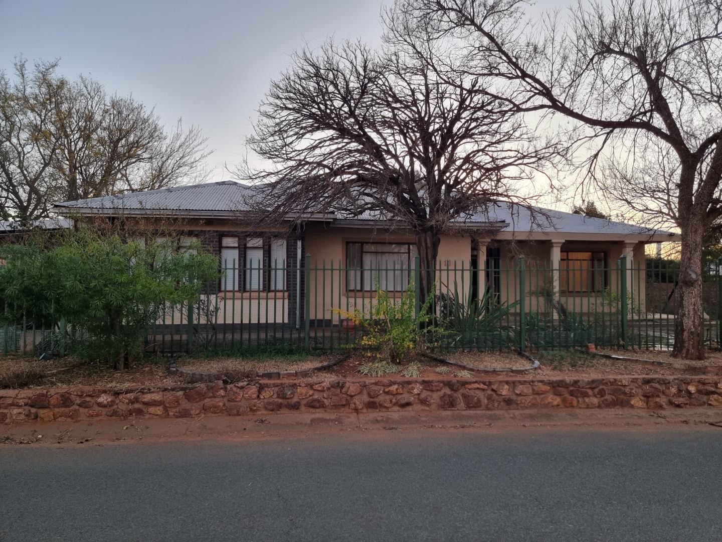 4 Bedroom House for sale in Jan Kempdorp P24113315865