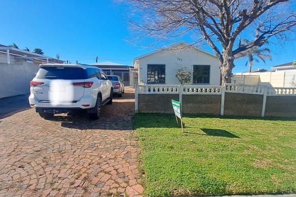 Bothasig Gem: Your Spacious 3-Bed, 2-Bath Home Awaits!

Get ready to fall in love with this charming 3-bedroom, 2-bathroom house ...