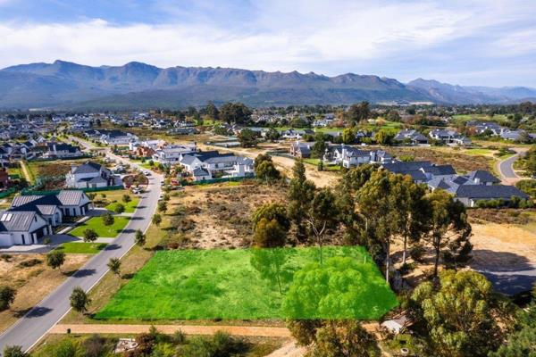 Joint exclusive mandate. Uniquely well positioned piece of land available in Val de Vie Estate.  This 1 166m&#178; piece of land ...