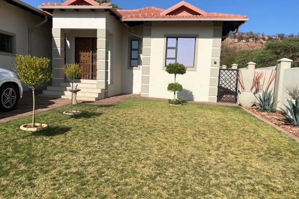 This prefect home consist of:

Three bedrooms
Two bathrooms ( en-suit to main bedroom)
Open plan lounge, dining and ...