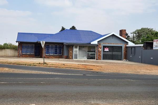 On the corner at the busiest robot in Vanderbijlpark
ideal for office, doctors practice ...