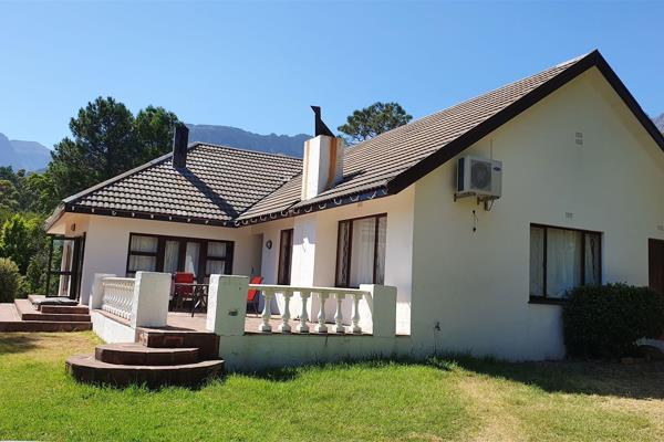 Mountain Retreat - Set on the lower mountain side of the historical Bainskloof Pass ...